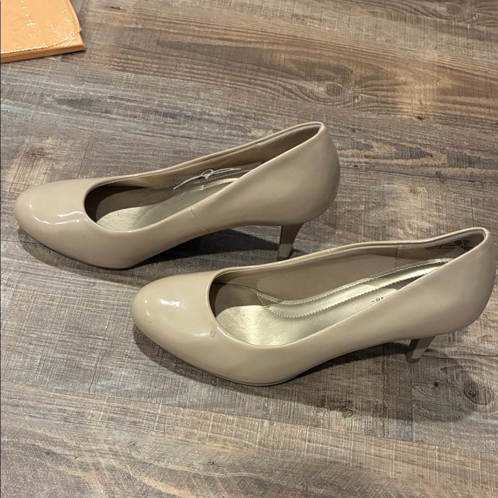 comfort plus by Predictions Beige Patent Low Heel Pumps